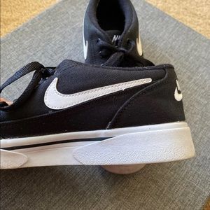 BARELY WORN Nike’s